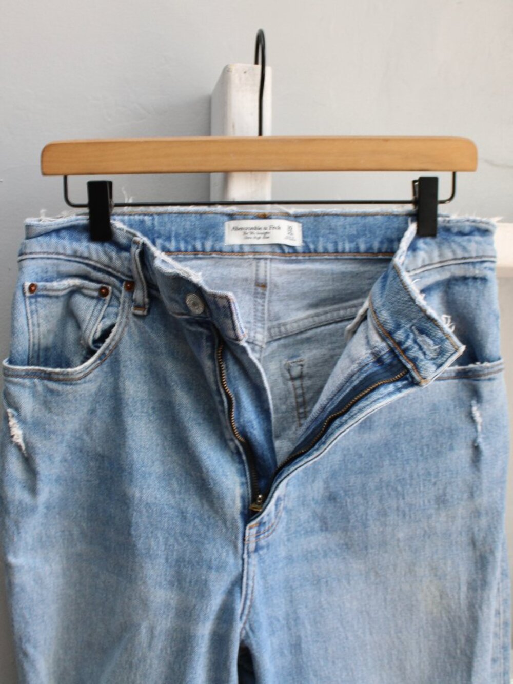 Abercrombie & Fitch Blue Wash The 90s Ultra High-Rise Denim Jean Distress sz 30 - Picture 4 of 6